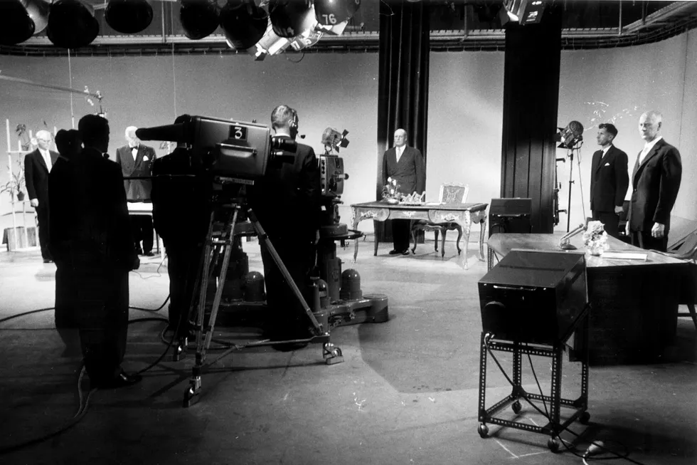 Lørdag 20. august 1960 var det offisiell åpning av NRK Fjernsynet ved kong Olav og statsminister Einar Gerhardsen (Ap). Sistnevnte kunne berolige med at det ikke var «grunn til å være redd fjernsynet».