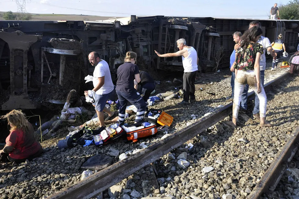 Store styrker jobbet søndag med å få oversikt på stedet hvor togulykken inntraff i Tyrkia søndag. Foto: Mehmet Yirun/ AP/ NTB scanpix