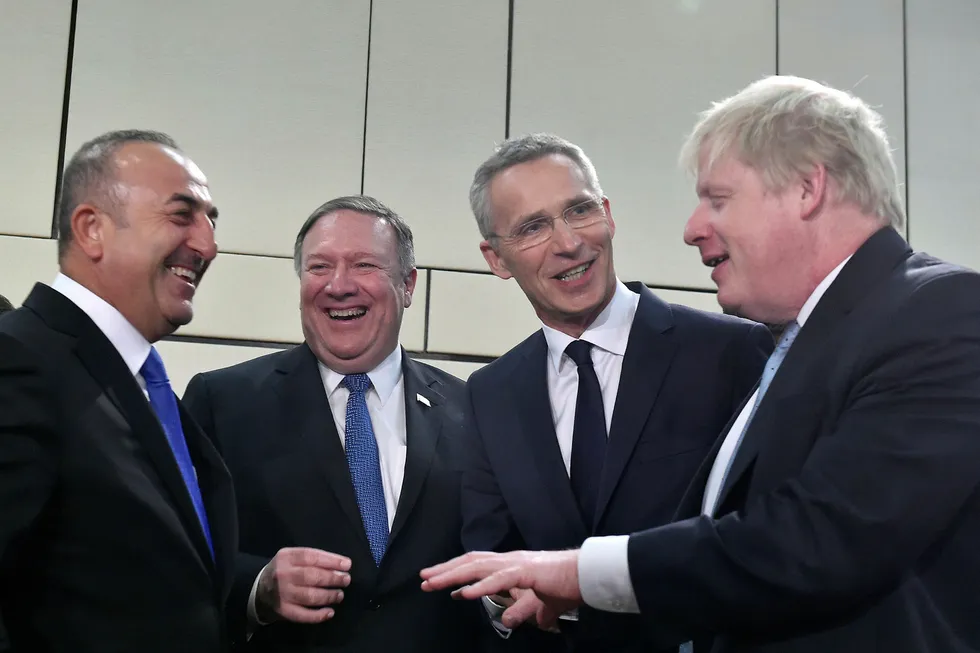 Mike Pompeo (nummer to fra venstre) fant umiddelbart tonen med Tyrkias utenriksminister Mevlut Cavusoglu(til venstre), Natos generalsekretær Jens Stoltenber og britenes utenriksminister Boris Johnson i Brussel fredag. Foto: JOHN THYS