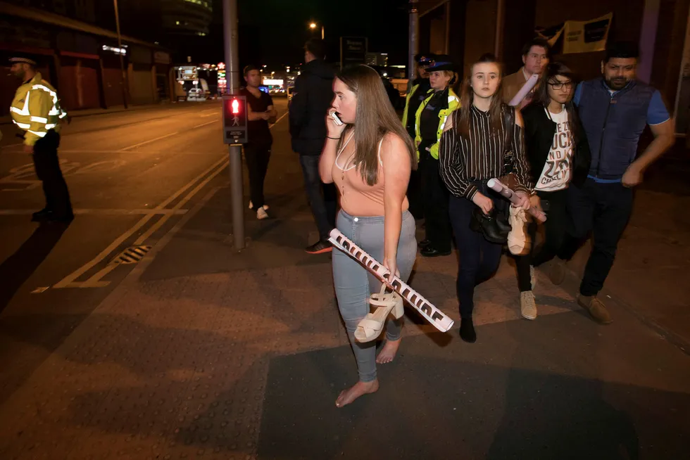 Ungdommer som var på konserten flykter fra Manchester Arena etter eksplosjonene som så langt har tatt livet av 22 personer. Foto: Jon Super/TPX/Reuters/NTB Scanpix