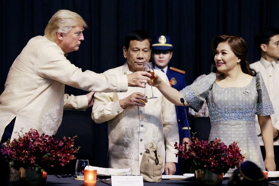 Søndag kom president Donald Trump til Filippinene der han ble tatt imot av president Rodrigo Duterte og hans kone Honeylet Avanceña. Foto: Athit Perawongmehta/AFP/NTB Scanpix Foto: ATHIT PERAWONGMETHA/AFP/NTB scanpix