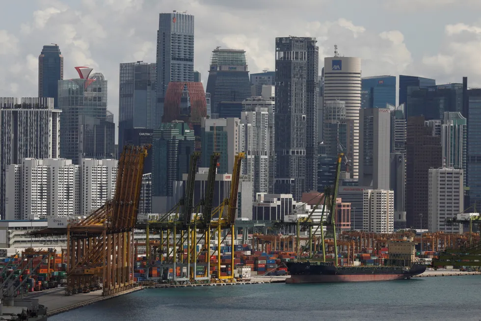 Singapore stengte nesten helt ned i flere uker i fjor, noe som sendte økonomien inn i en historisk resesjon. Nå er smitten under kontroll og gjenåpningen er godt i gang. Det skaper en økonomisk vekst.