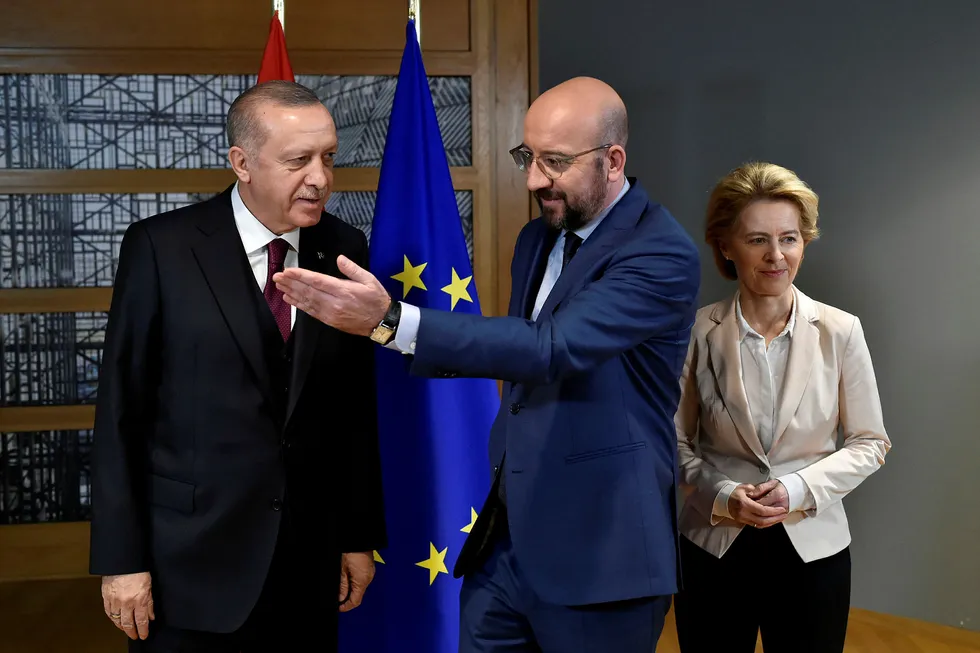 President for EU-rådet Charles Michel (midten) og president for Europakommisjonen Ursula von der Leyen (til høyre) ønsket Tyrkias president Recep Tayyip Erdogan velkommen i Brussel mandag. Flyktningavtalen fra 2016 er igjen tema.