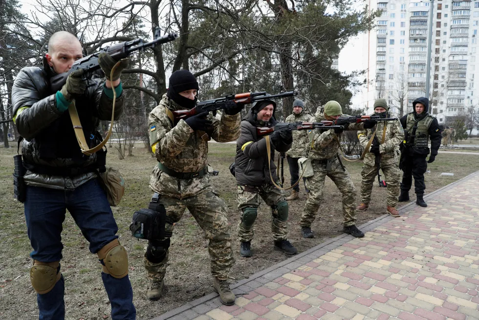 Nye medlemmer av forsvarsstyrken i Kyiv fikk instruksjon i forrige uke. Alle venter på det store slaget om Ukrainas hovedstad.