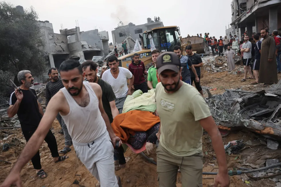Palestinere frakter vekk et offer etter et israelsk angrep i Rafah sør på Gazastripen.