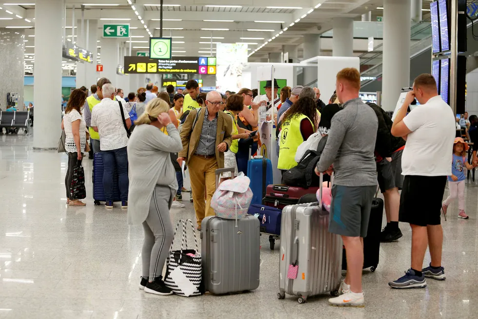 Turister ved flyplassen på Mallorca er blant dem som rammes av Thomas Cook-konkursen mandag.
