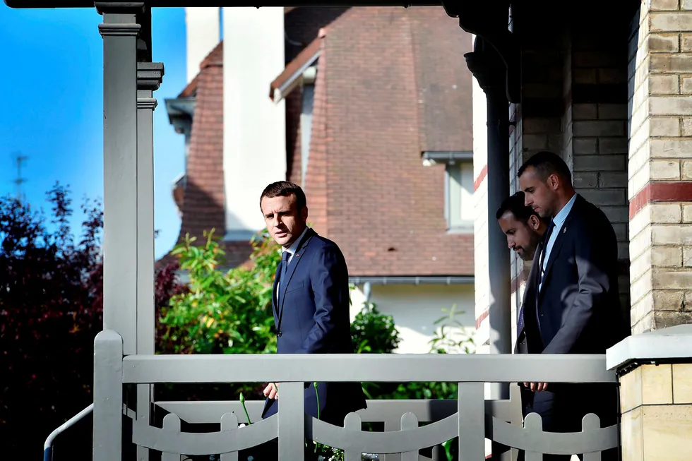 Emmanuel Macron har vært nådeløs med statsrådene som er mistenkt for å ha brukt av andres midler, mener eksperter. Her forlater han huset sitt i Le Toquet under den andre runden i det franske parlamentsvalget. Foto: Philippe Huguen/AFP/NTB Scanpix