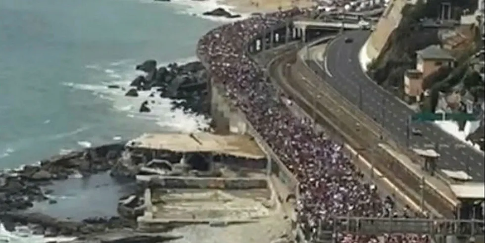 Gatene er fulle av demonstranter over hele Chile. Dette bildet er ikke fra den lakseproduserende delen av landet. Illustrasjonsfoto: Skjermdump fra Facebook