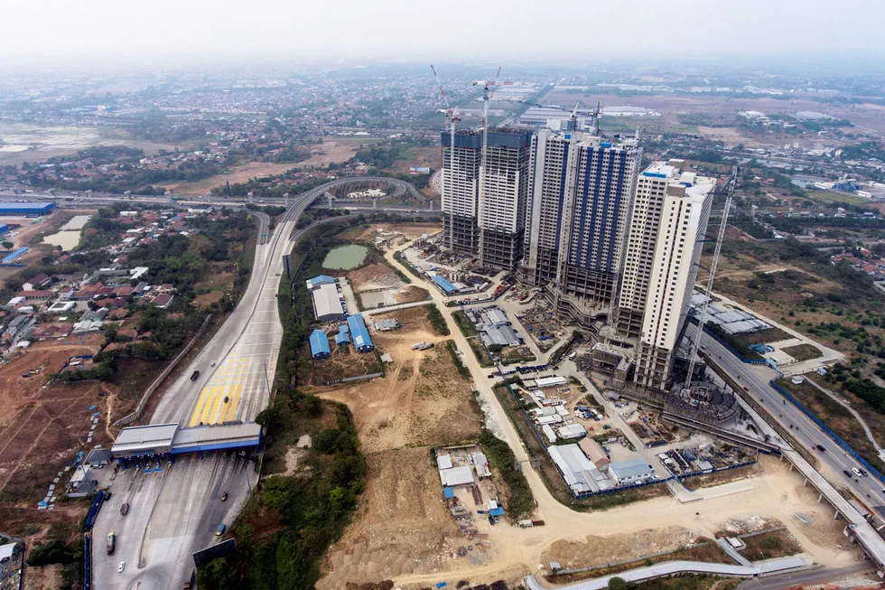 Meikarta er en ny bydel på 22 kvadratkilometer utenfor Jakarta med investeringer på over 170 milliarder kroner. Like ved er Indonesias første hurtigjernbane i ferd med å bygges.