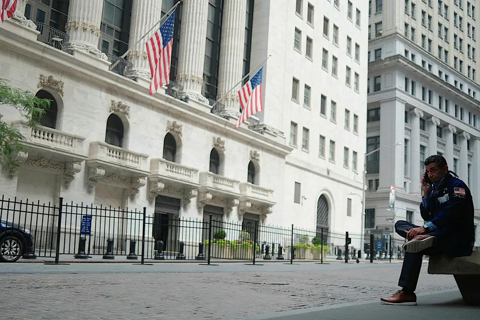 De tre toneangivende indeksene på Wall Street er i rødt i kveld.