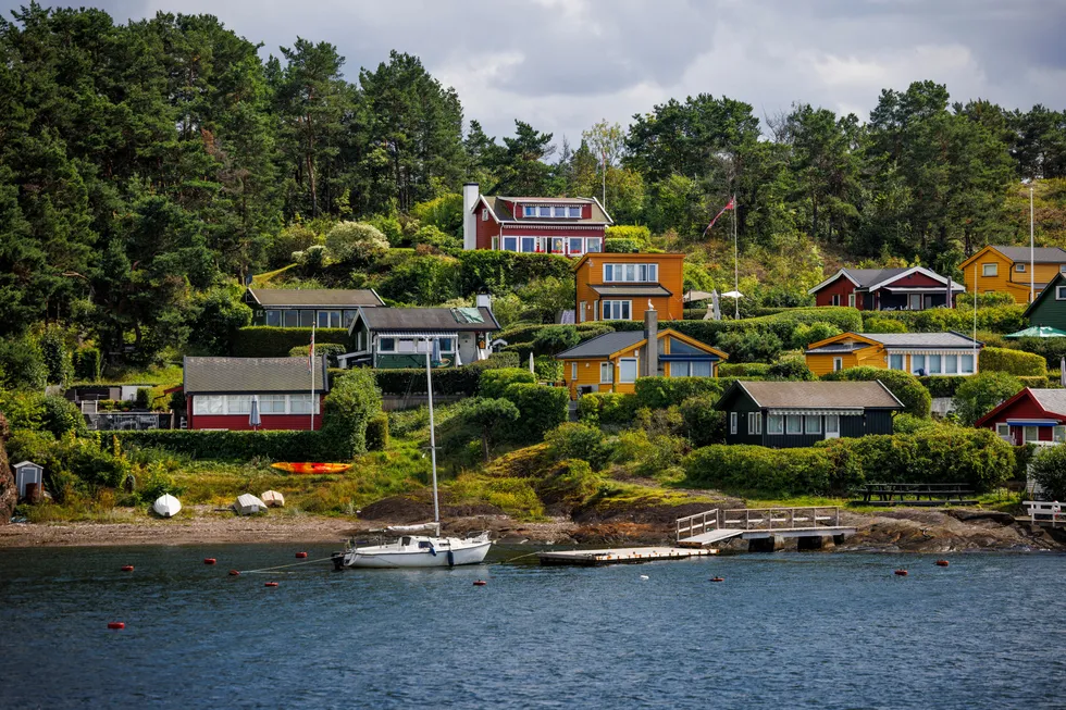 Den røde hytta, øverst mot skogen på Lindøyas vestside, ble lagt ut for salg med en prisantydning på 9,5 millioner kroner.