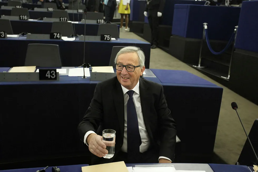 STRASBOURG, FRANCE - SEPTEMBER 9: President of the European Commission Jean-Claude Juncker arrives in the plenary room of the European Parliament ahead of his speech on the state of the union on September 9, 2015 in Strasbourg, France.The 2015 State of the Union speech by EU Commissions President takes place in a decisive year marked by the Greek debt crisis, the asylum and immigration crisis as well as international geopolitical challenges. (Photo by Michele Tantussi/Getty Images) --- Foto: Michele Tantussi/Getty Images