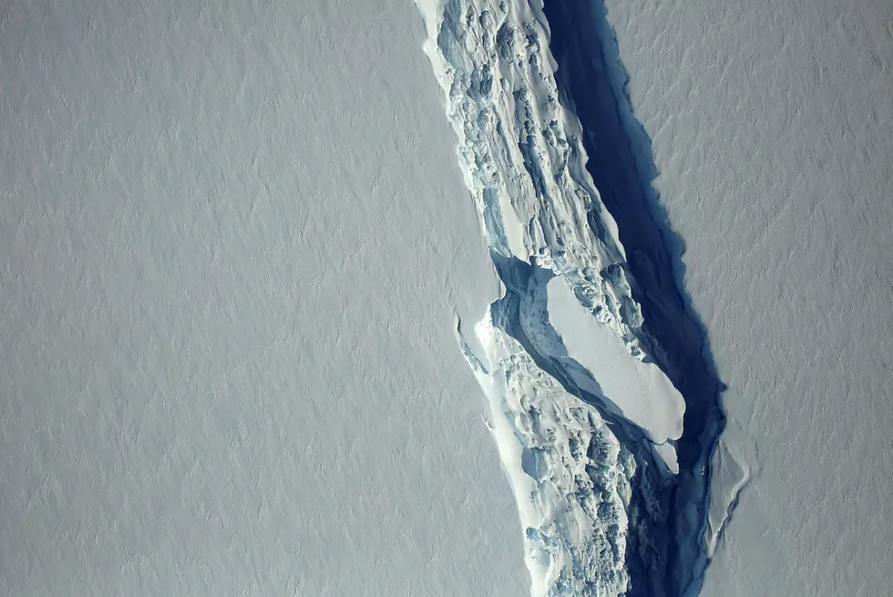 En 200 kilometer lang sprekk har nesten delt isflaket fra resten av isbremmen Larsen C på Antarktishalvøya. Foto: afp PHOTO /NASAs Goddard Space Flight Center/NTB Scanpix