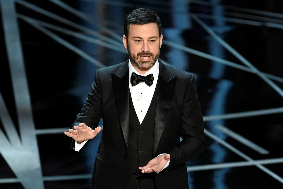 Oscar-vert Jimmy Kimmel snakker på nattens show i Los Angeles. Foto: Chris Pizzello/Invision/AP/NTB scanpix