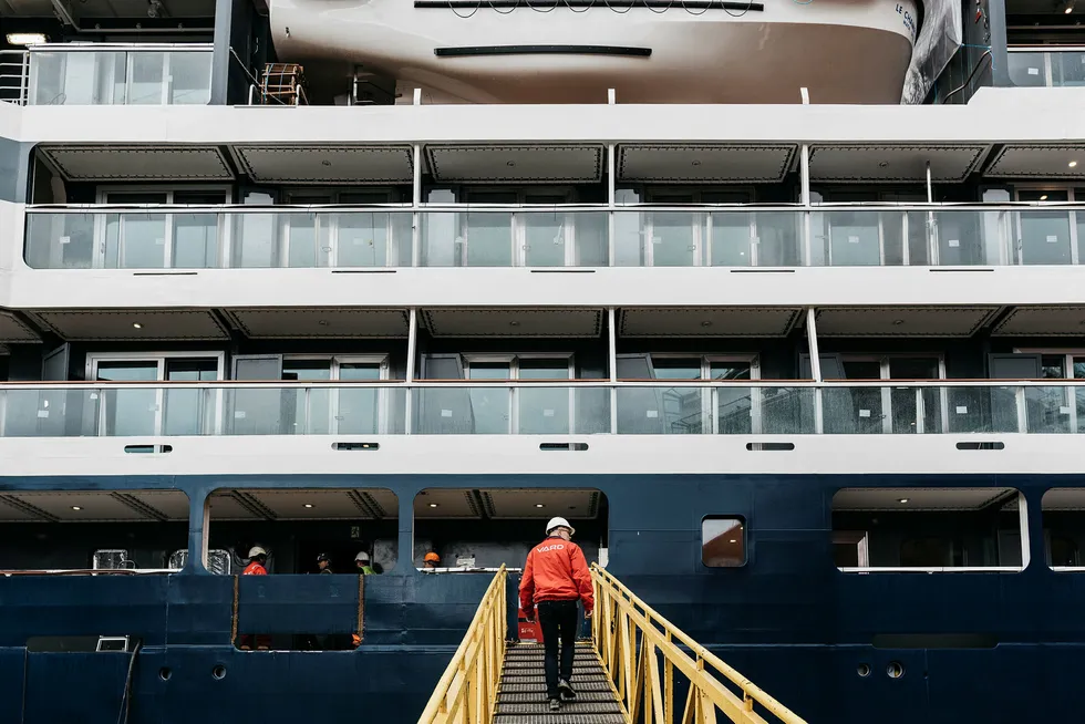 Verftsdirektør Frode Klokk går om bord i det snart ferdigbygde ekspedisjonscruiseskipet «Le Champlain» ved Vard-verftet på Søvikneset.