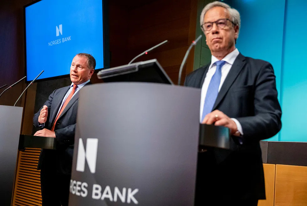 Sentralbanksjef Øystein Olsen (høyre) må til Stortinget for å forklare seg om ansettelsesprosessen av påtroppende oljefondsjef Nicolai Tangen (venstre). Tirsdag publiserte banken den fullstendige avtalen mellom Tangen og banken.