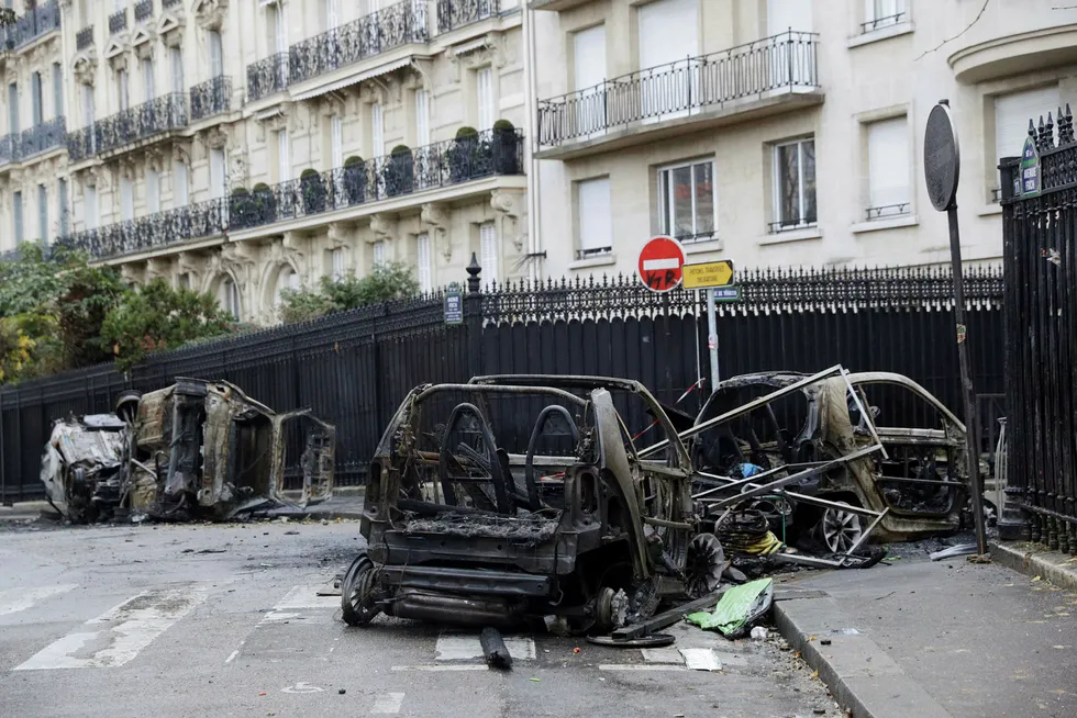 Lørdagens protester var de verste i Paris på flere år. En rekke biler ble satt i brann, og mange butikker ble plyndret og påtent.