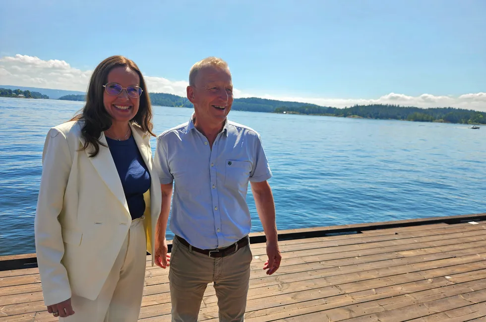 Fiskeri- og havminister Marianne Sivertsen Næss (Ap) sammen med Kåre Heggebø i Norges Fiskarlag. Næss har nettopp lansert næringsplan for norske havområder.