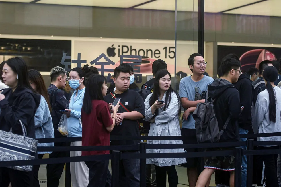 Det var lange køer i Kina da Apple lanserte Iphone 15-modellen i september, med avanserte dataprosessorer produsert av TSMC. Men salget har vært lavere enn i fjor i Kina. Huawei er i ferd med å kapre markedsandeler med egenutviklet dataprosessor som produseres i Kina.
