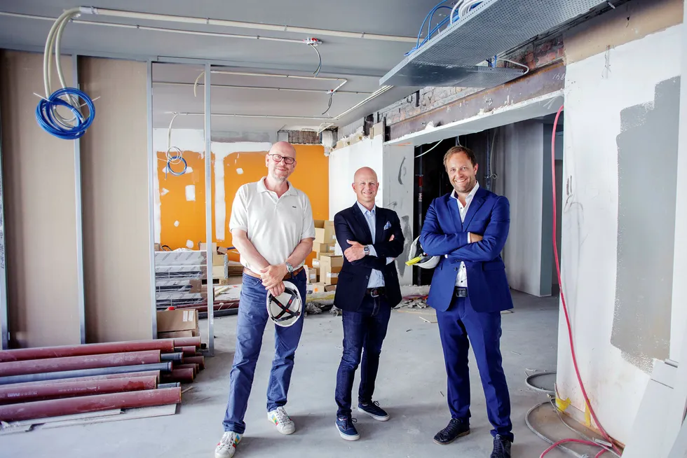 Bård Hammervold (i midten) går fra jobben som partner i Geelmuyden Kiese til ny jobb i det nye pr-byrået til Kjetil Try (til venstre) og Sindre Beyer. Foto: Javad Parsa