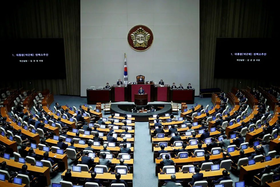 Regjeringspartiet i Sør-Korea tappes for 29 parlamentsmedlemmer som vil starte et nytt parti. Foto: Kim Hong-Ji/Reuters/NTB scanpix