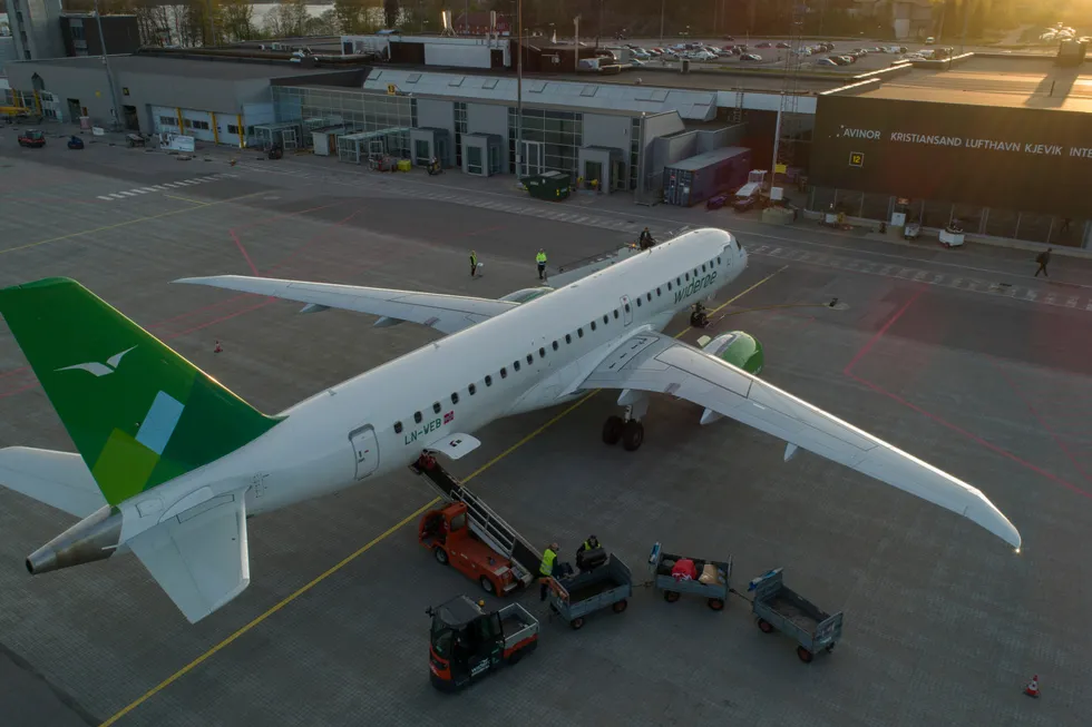 Widerøe-fly på Kristiansand Lufthavn Kjevik i 2020, mens lasting av bagasje gjennomføres av Widerøe Ground Handling.