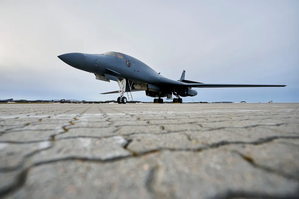 Totalt fire amerikanske B-1B Lancer bombefly er skal i en måned trene sammen med norske styrker fra Ørland hovedflystasjon.