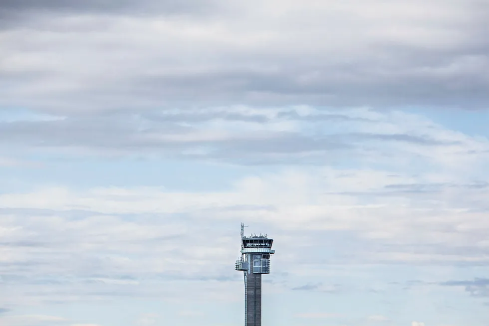 Regjeringen har ivret for konkurranse om tårntjenesten ved Avinors flyplasser, men lite har skjedd på tre år. Her fra Oslo Lufthavn. Foto: Adrian Nielsen