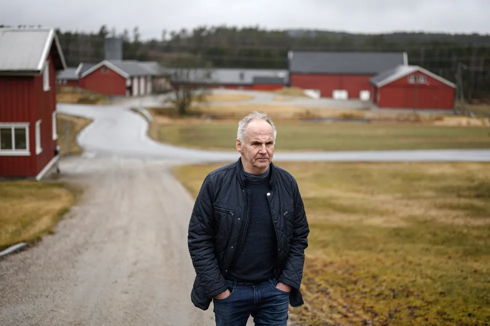 – Det er vind, kaldt og tørt. En dårlig kombo, sier kornbonde Einar Høstbjør. Han er hverken velsignet med fint vær eller normale gjødselpriser.