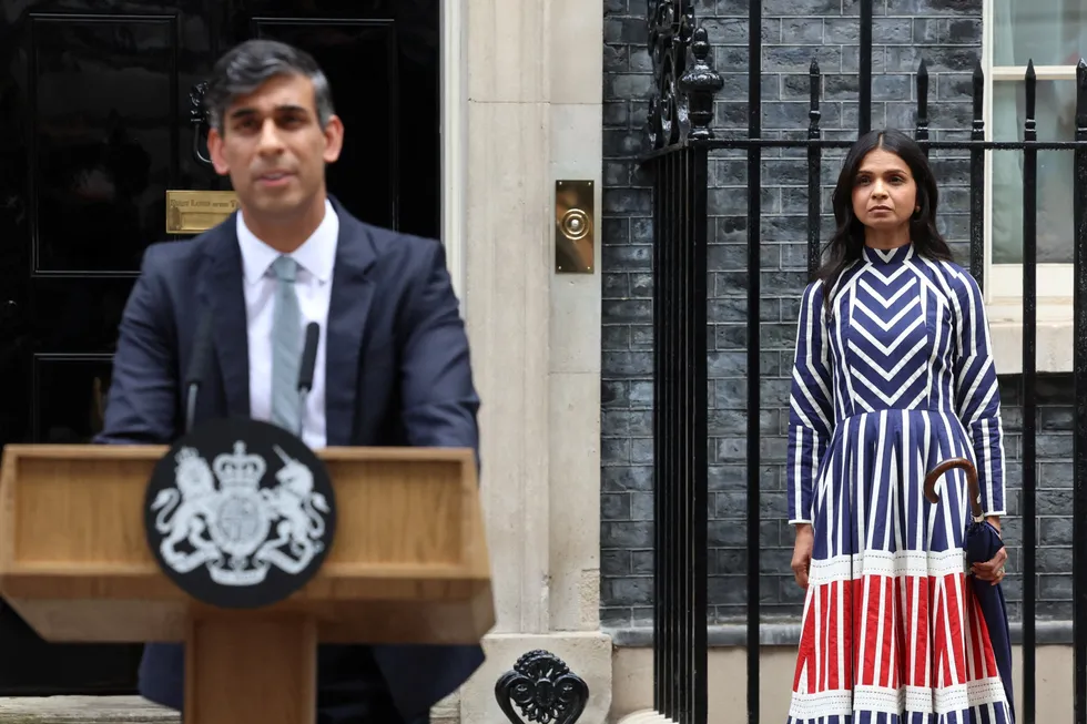 Det var det. Storbritannias statsminister Rishi Sunak takker for seg i Downing Street fredag, mens kona Akshata Murty hører på.