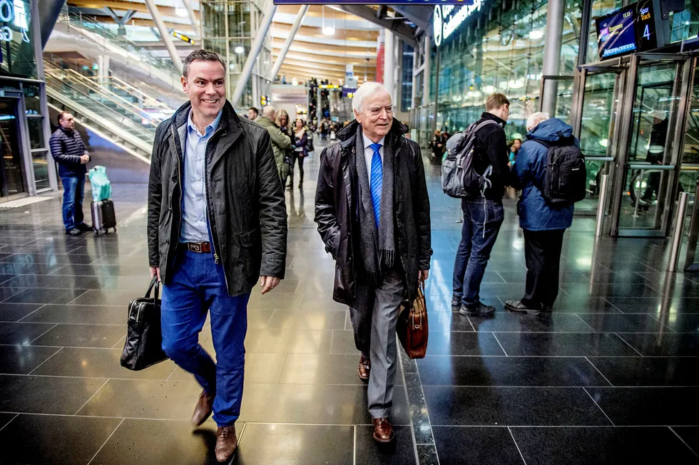 Njål Sævik og Per Sævik (til høyre) på vei til styremøte på Gardermoen etter at familierederiet Havila ble reddet i siste liten etter omkamp mellom bankene og obligasjonseierne. Foto: Fartein Rudjord