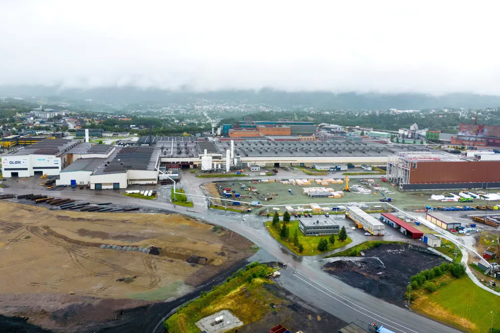 Freyrs anlegg i Mo i Rana. Nå blir hovedfabrikken satt på pause fordi selskapet ikke mener rammevilkårene er gode nok i Norge sammenlignet med USA.