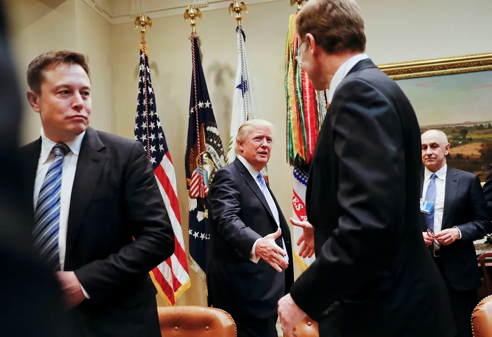 Tesla-gründer Elon Musk (til venstre) er en av næringslivslederne Donald Trump har trukket til seg i en egen rådgivergruppe. Her fra et frokostmøte hos presidenten. Foto: Pablo Martinez Monsivais/AP/NTB Scanpix