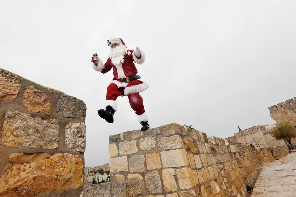 Hva ville skjedd om et forslag om innføring av julenisser, her en som hopper på Ottoman-veggen i Jerusalems gamleby, ble sendt på høring?