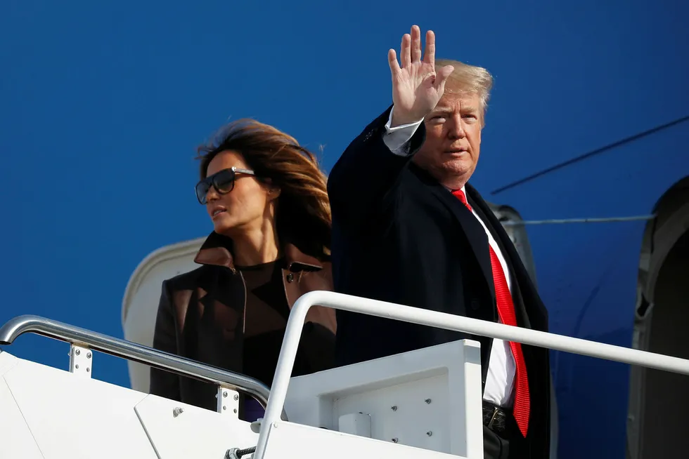 President Donald Trump førstedame Melania Trump går ombord på Air Force One torsdag ettermiddag, på vei til Buenos Aires.