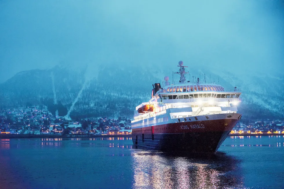 Skipet Kong Harald som går i rute for Hurtigruten, legger til kai i Tromsø. Foto: Fartein Rudjord