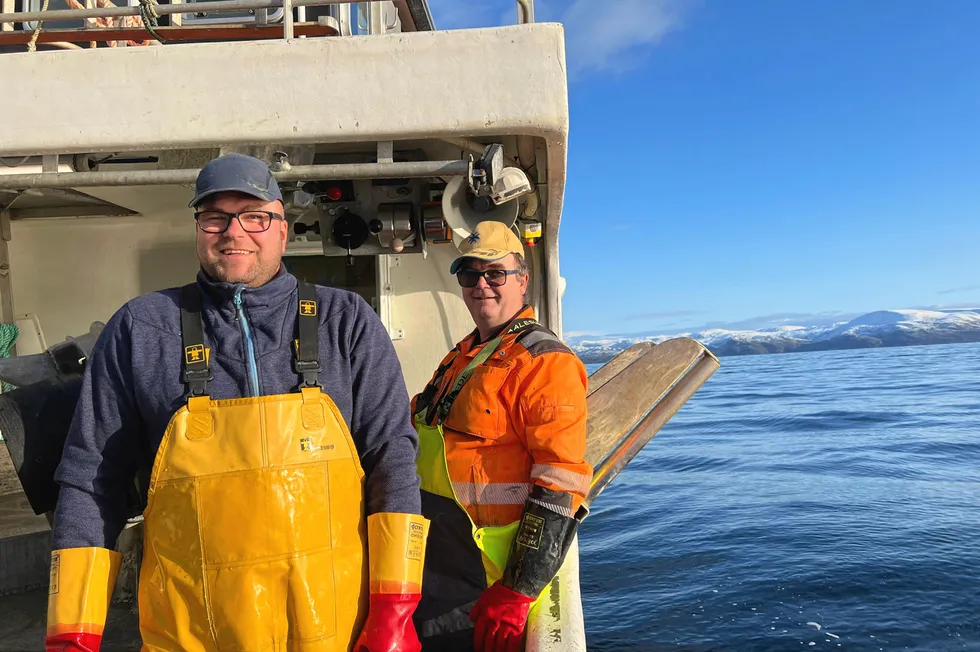 Linefiskerne Ronny Henriksen og Jan-Erik Pedersen om bord «Røstjenta» fikk hedersbetegnelsen «Årets kvalitetsfiskere» hos Råfisklaget i fjor. Nå rigger de om til garn.