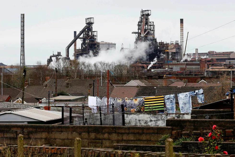 Stålfusjonen tas i mot med behersket optimisme ved Tata Steels stålverk i Port Talbot i Wales. Foto: Darren Staples/Reuters/NTB Scanpix