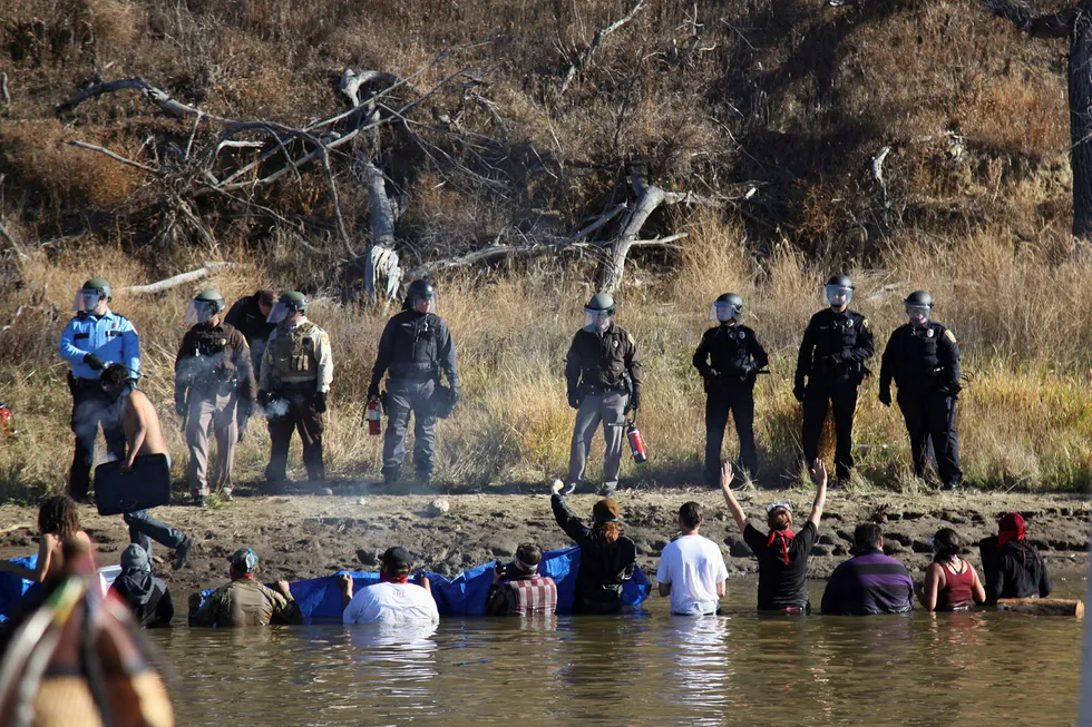 Demonstranter og politi møtes under en demonstrasjon mot rørledningen Dakota Access, november 2016. Foto: John L. Mone/AP Photo