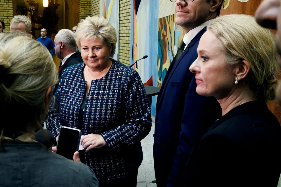 Statsminister Erna Solberg svarer på spørsmål fra pressen om NAV-skandalen. Arbeids- og sosialminister Anniken Hauglie til høyre.