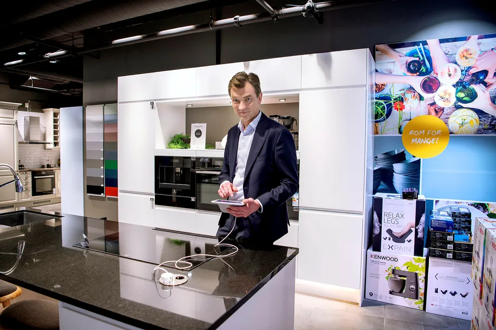Salget av smarthjemkontrolleren Google Nest er blant produktene som gir Elkjøp-sjef Erik Sønsterud vind i seilene. Her viser han hvordan den kan fungere hjemme på kjøkkenet.