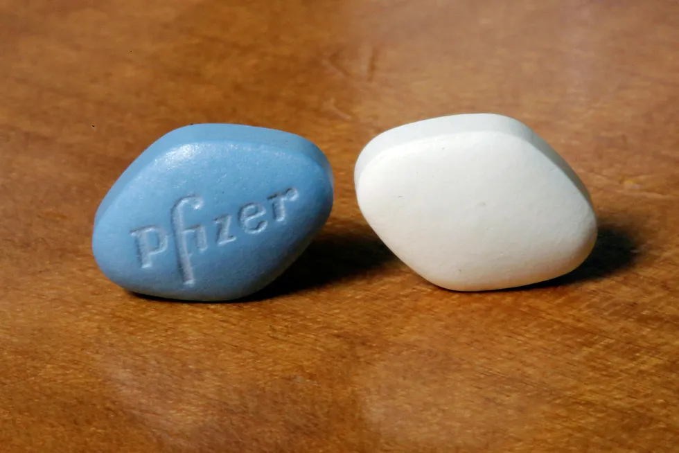 Mandag begynner Pfizer å selge den lille blå pillen til halv pris. Foto: Richard Drew/AP Photo