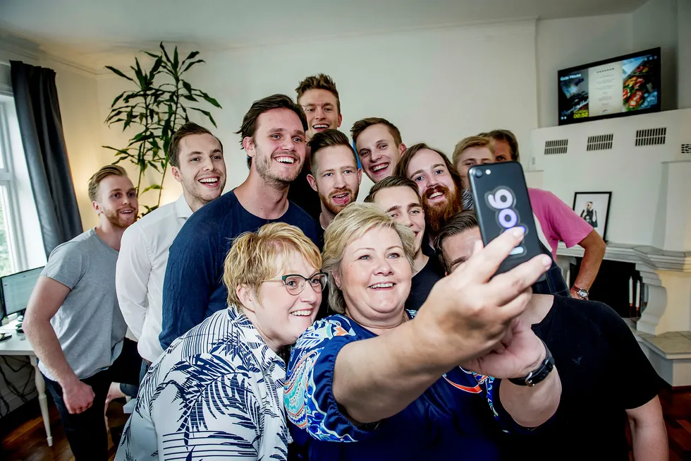 Statsminister Erna Solberg (H) har grunn til å smile av NRKs nye meningsmåling. Her møter Solberg gründerne av billeddelingsappen Gobi. Foto: Gorm K. Gaare