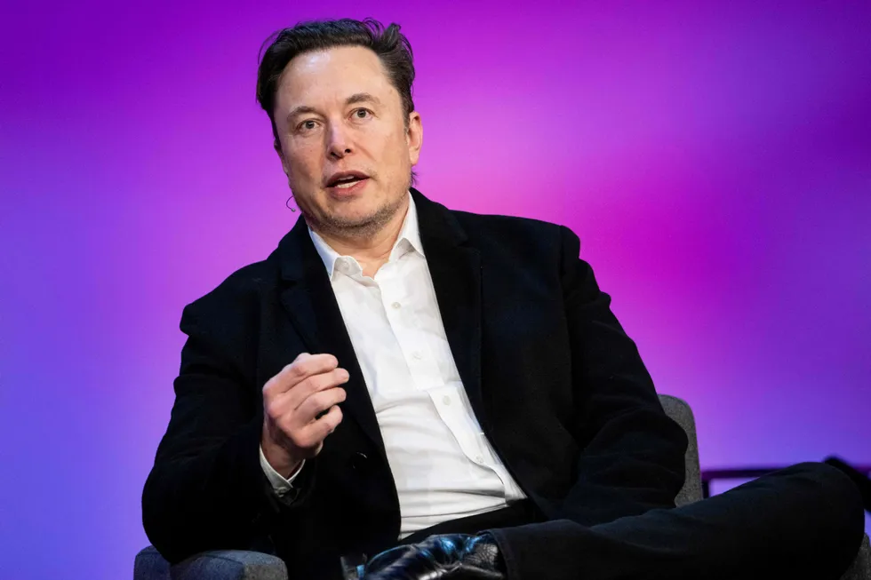 Elon Musk har sikret 400 milliarder kroner i finansiering til mulig Twitter-oppkjøp.
