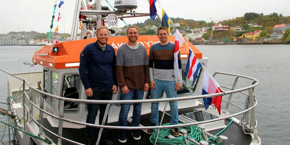 BRØDRE: Knut Inge, Henrik Johan og Kim Jøran Pettersen på den nye Malosjarken «Åkerøyværing» fra avreise etter overlevering i Kristiansund nylig.