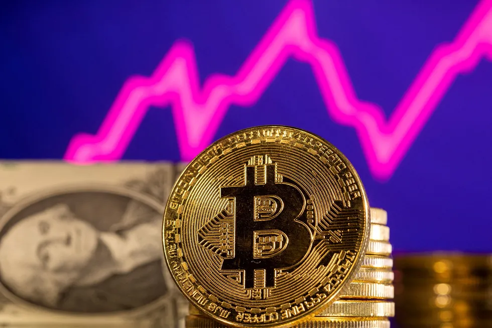 Prisen på en bitcoin har steget med 15.000 dollar siden midten av oktober og ligger på 41.400 dollar mandag morgen.