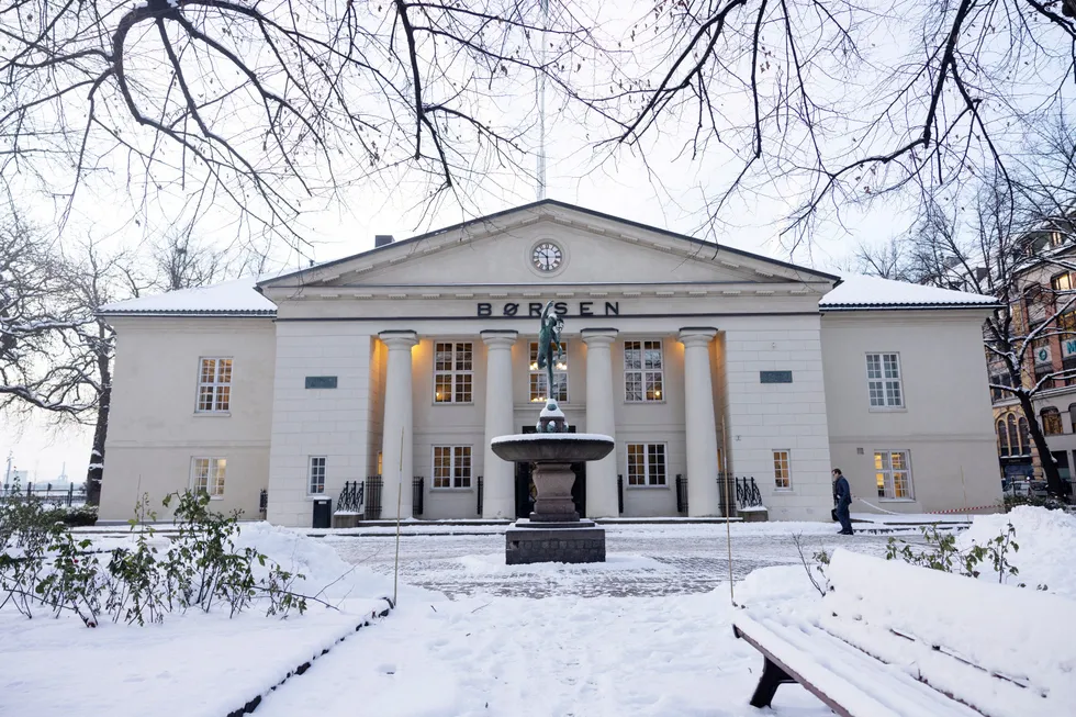 Oslo Børs hadde før børsåpning mandag falt totalt 3,3 prosent i desember – og lå an til et fall på 1,7 prosent for hele 2022.