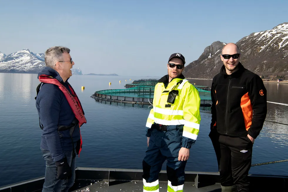 Lille Sjurelv Fiskeoppdrett med åtte ansatte i havgapet utenfor Tromsø er blant verdens meste lønnsomme fiskeoppdrettere. Fra venstre daglig leder Terje Harder Hansen i Sjurelv Fiskeoppdrett, røkter Lasse Hansen og røkter Anders Nysveen.