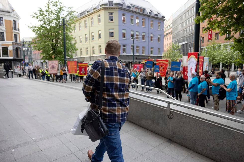 Det tidligere hovedverneombudet fikk applaus da han ankom Oslo tingrett da rettssaken startet.