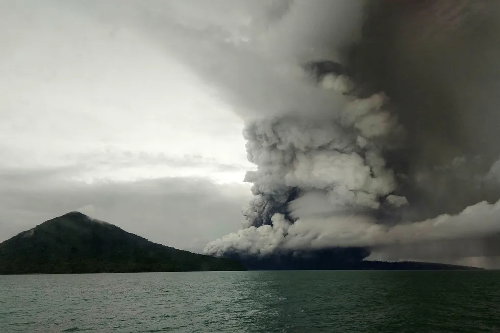 Utbruddet til vulkanen Anak Krakatoa fotografert fra et skip i Sunda-stredet andre juledag.